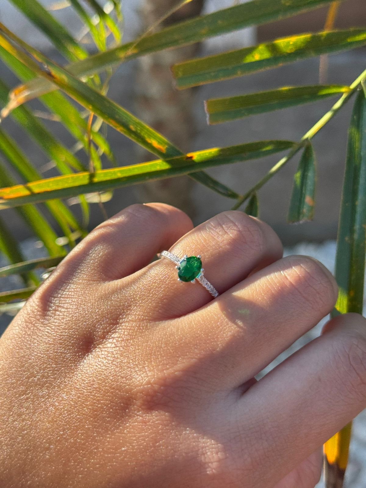 Anel Solitário com Zircônia Oval Verde em Prata 950