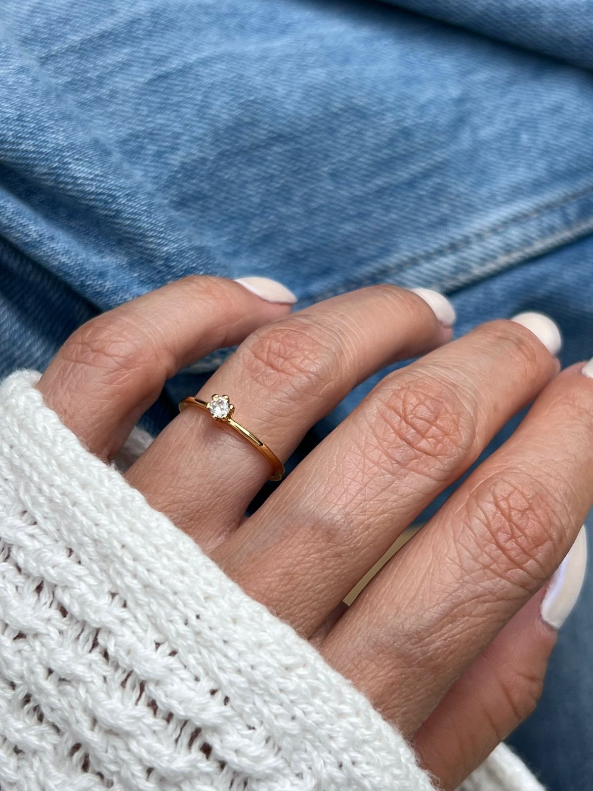 Anel Solitário Fino com Zircônia Cristal em Banho de Ouro