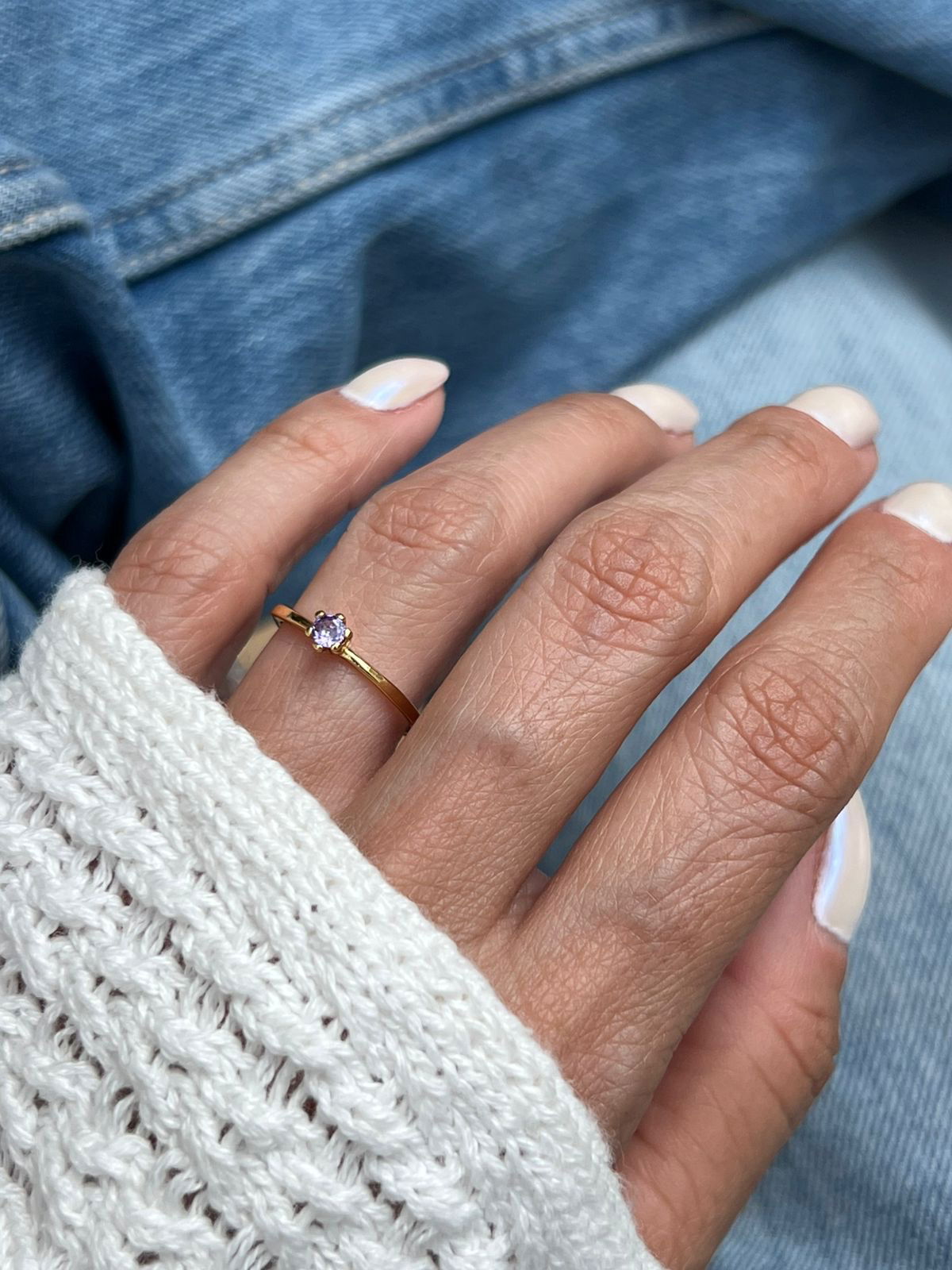 Anel Solitário Fino com Zircônia Lilás em Banho de Ouro