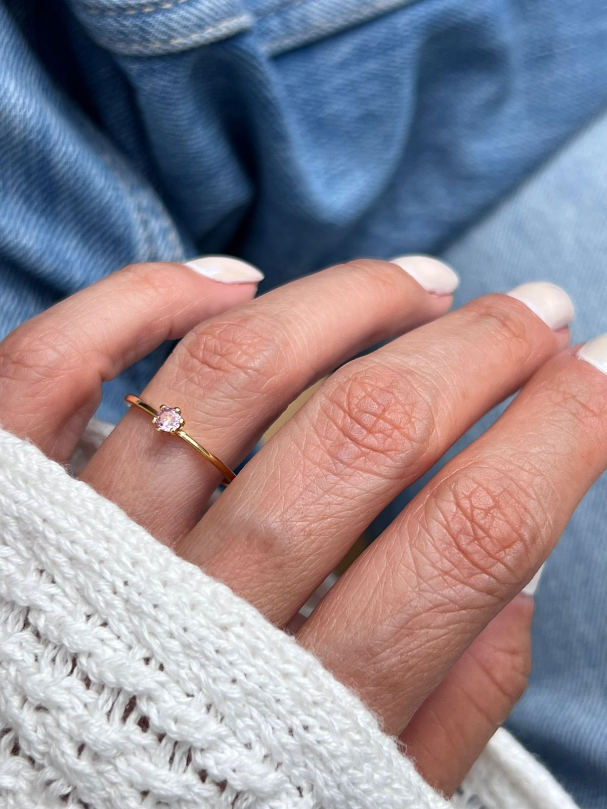 Anel Solitário Fino com Zircônia Rosa Claro em Banho de Ouro