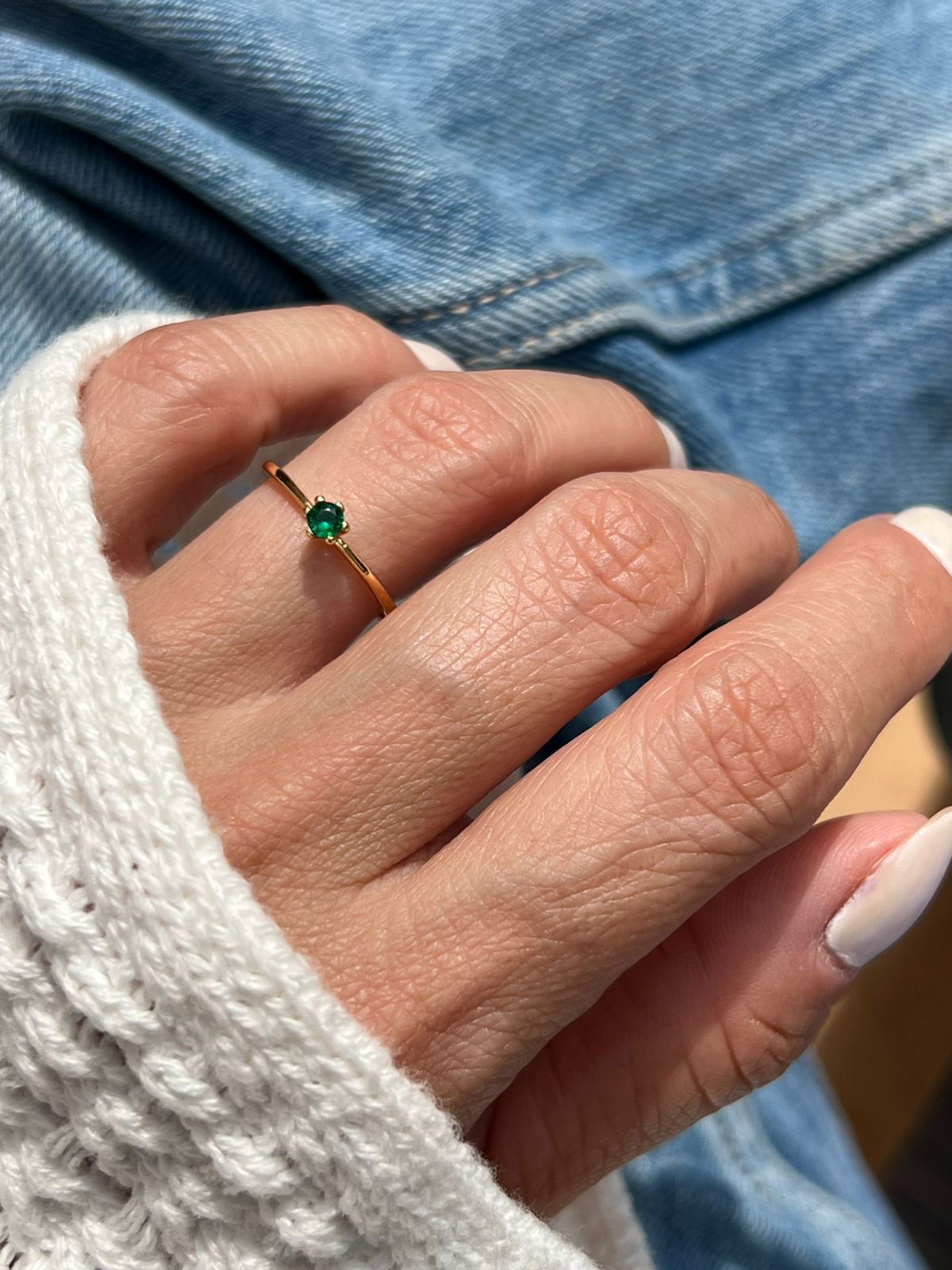 Anel Solitário Fino com Zircônia Verde Esmeralda em Banho de Ouro