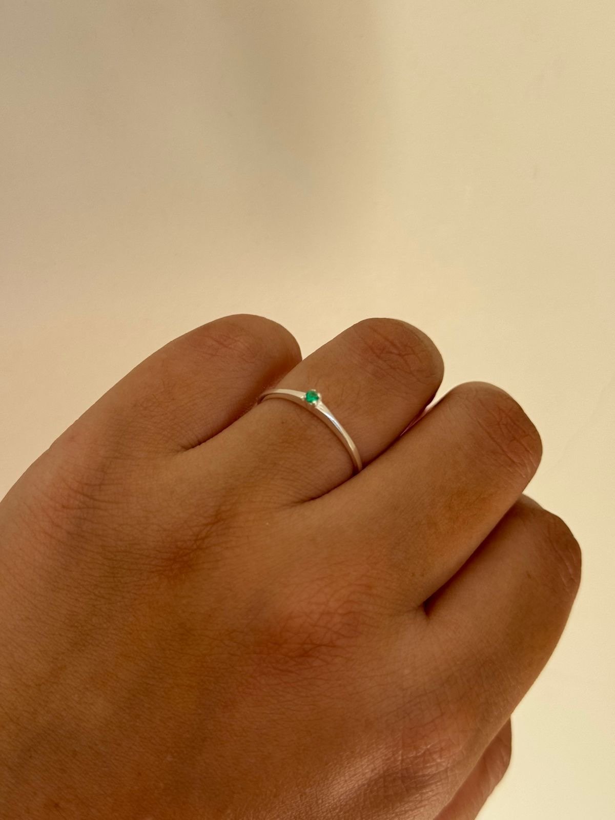 Anel Solitário Fino Verde Esmeralda em Prata 950