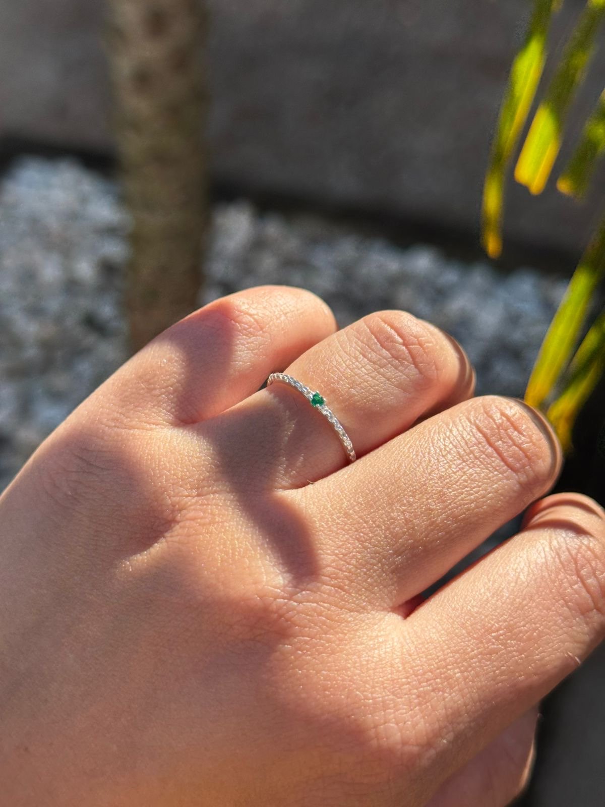 Anel Solitário Fino Zircônia Cristal e Verde Esmeralda em Prata 950