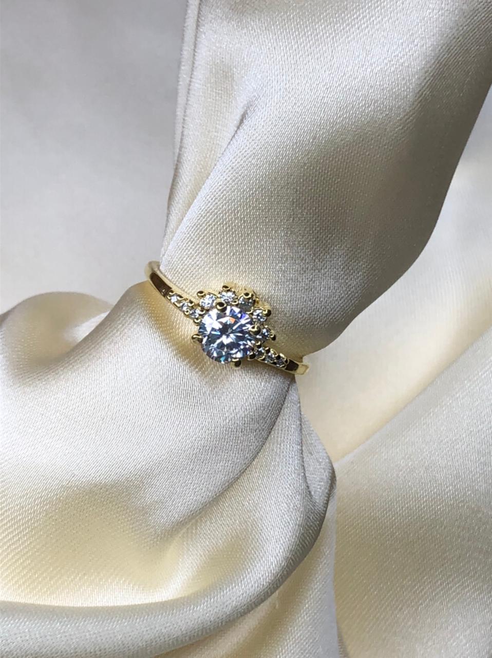 Anel Solitário Inspired em Banho de Ouro