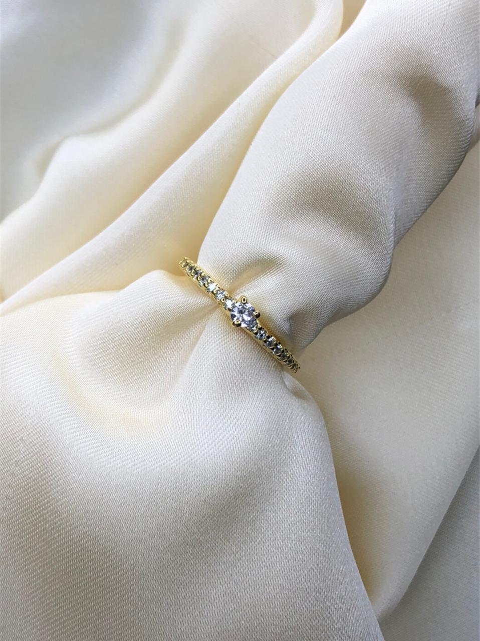 Anel Solitário Minimalista em Banho de Ouro