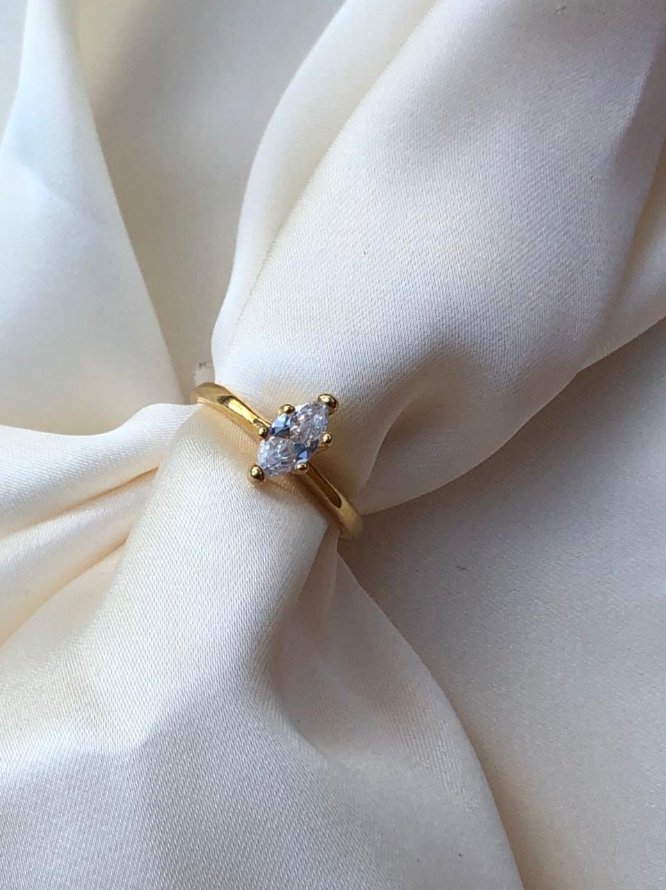 Anel Solitário Navete em Banho de Ouro