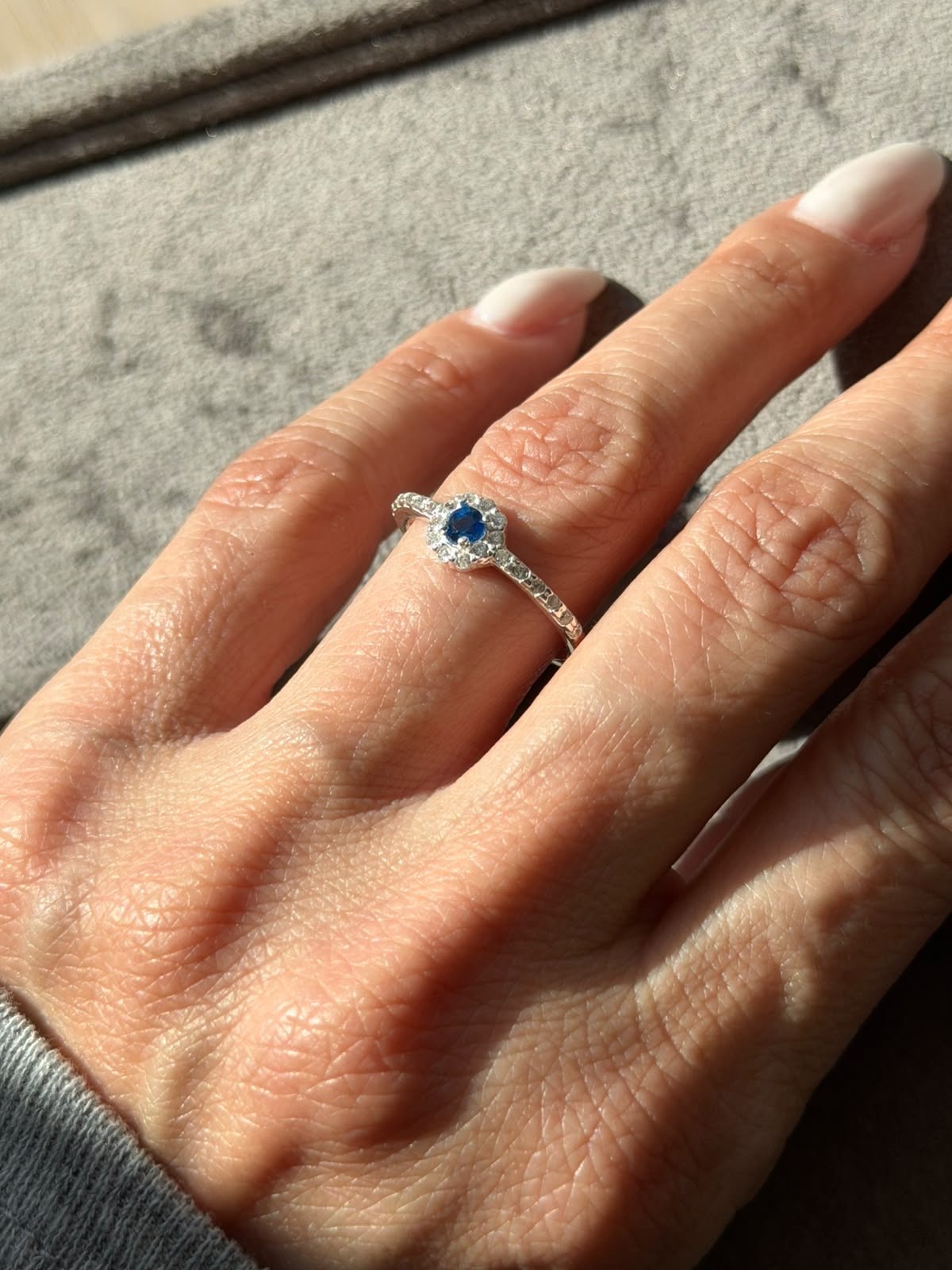 Anel Solitário Pavê com Zircônia Cristal e Azul em Prata 950