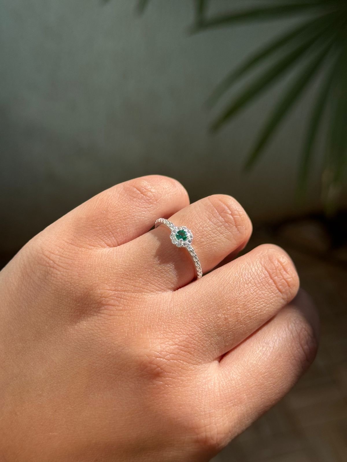 Anel Solitário Pavê com Zircônia Cristal e Verde em Prata 950