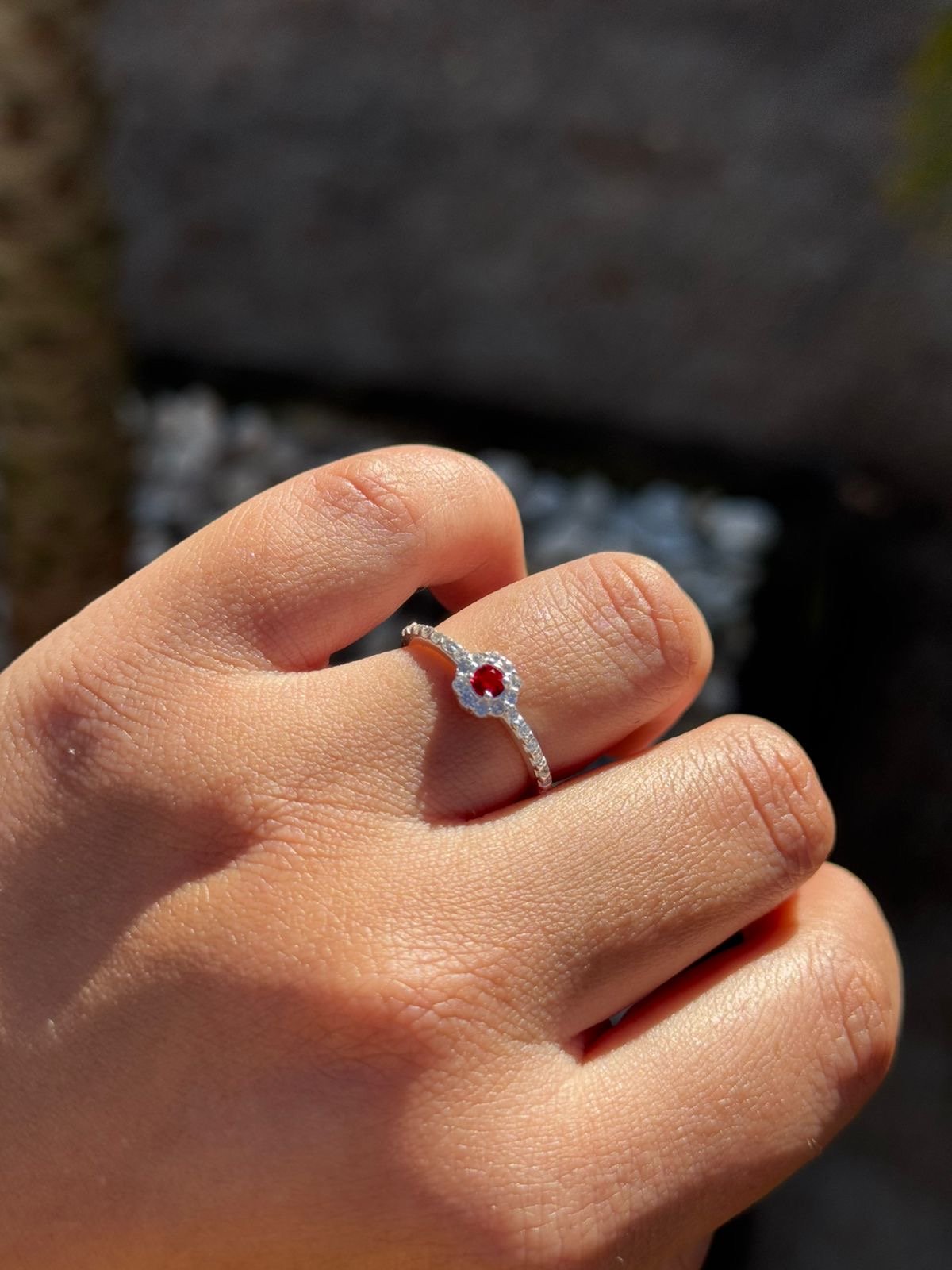 Anel Solitário Pavê com Zircônia Cristal e Vermelho em Prata 950