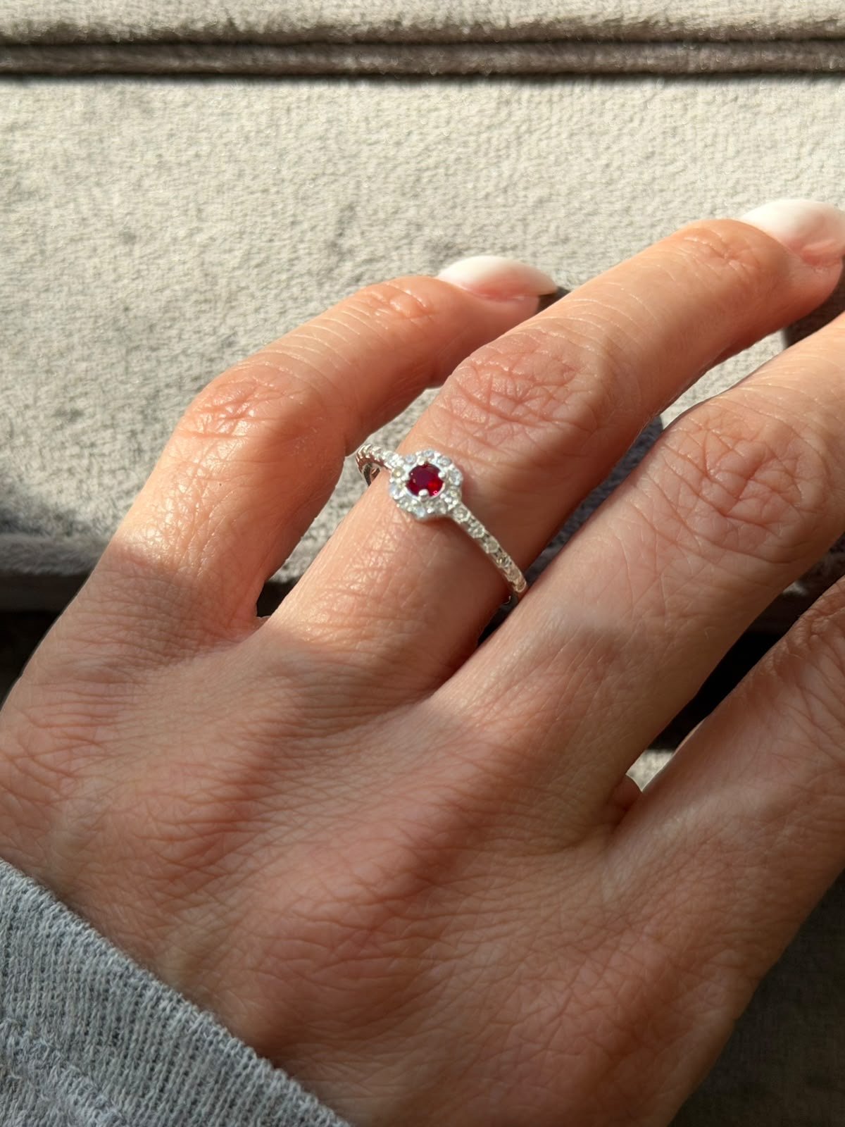 Anel Solitário Pavê com Zircônia Cristal e Vermelho em Prata 950