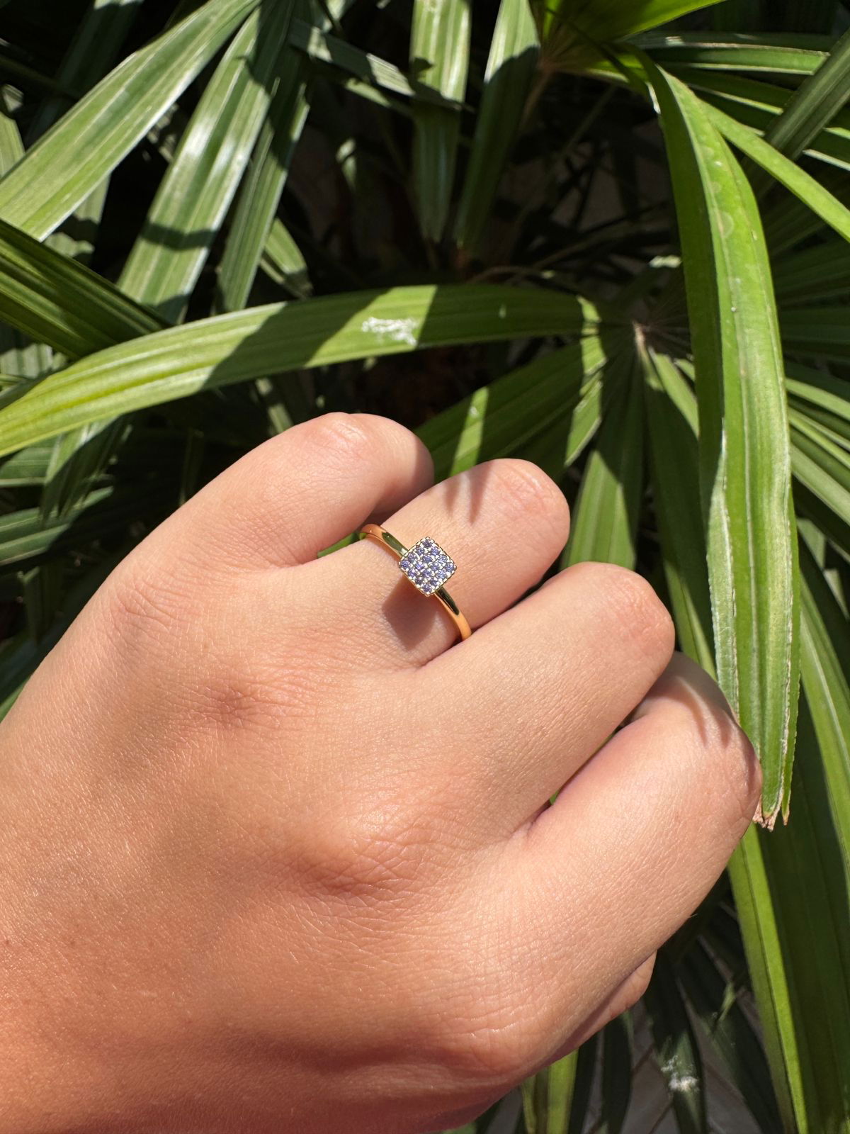 Anel Solitário Pavê com Zircônia Lilás em Banho de Ouro