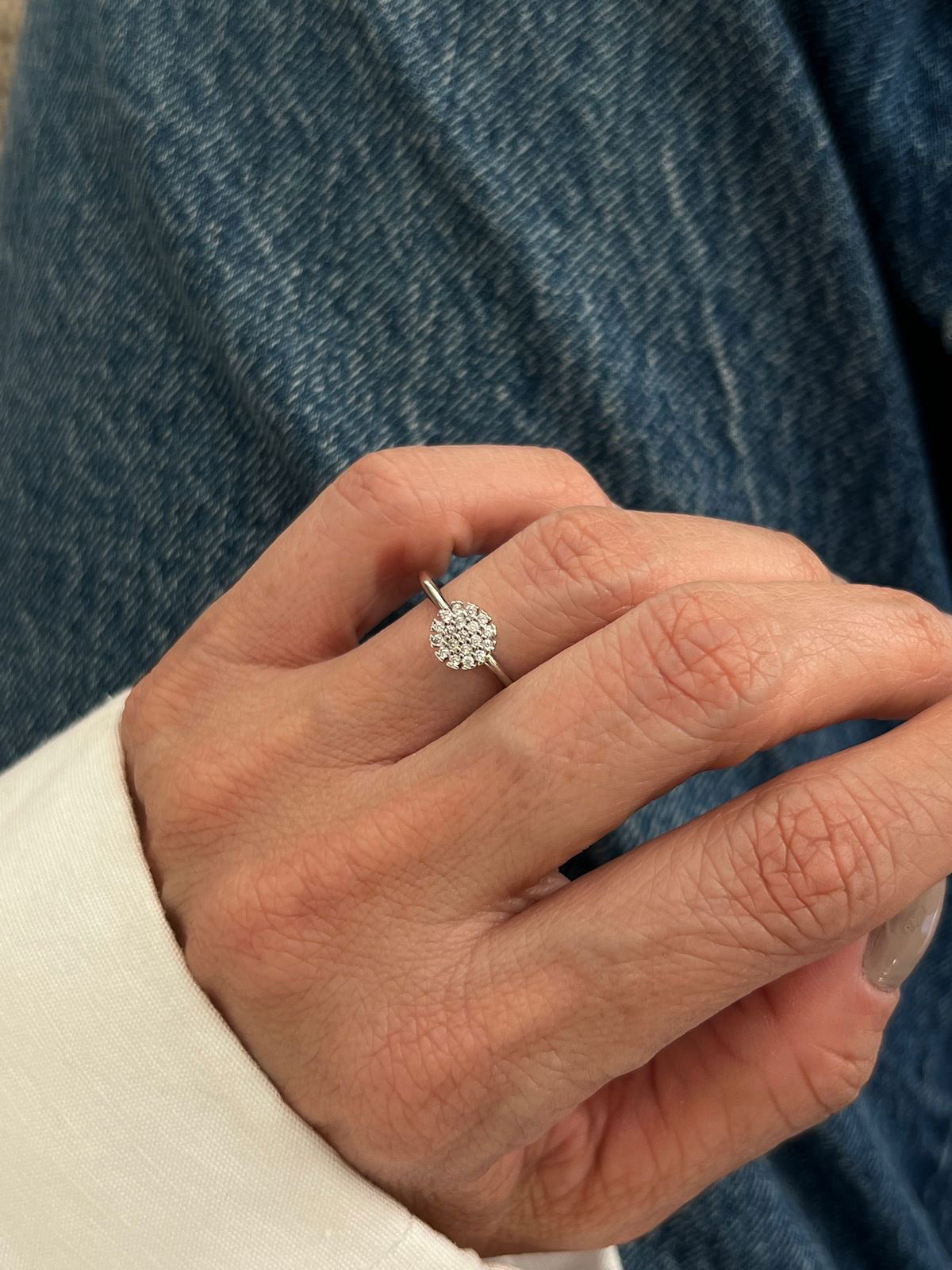 Anel Solitário Redondo com Zircônia Cristal em Banho de Ródio Branco