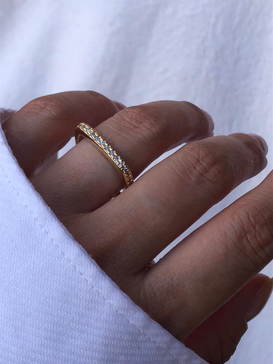 Anel Todo Quadrado com Micro Zircônia em Banho de Ouro