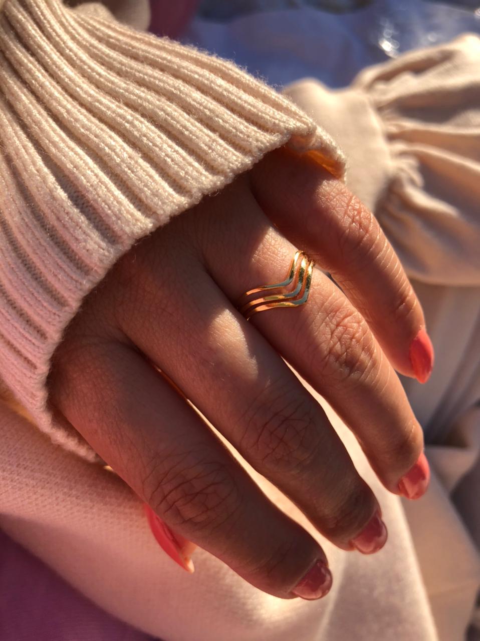 Anel três V’S em Banho de Ouro