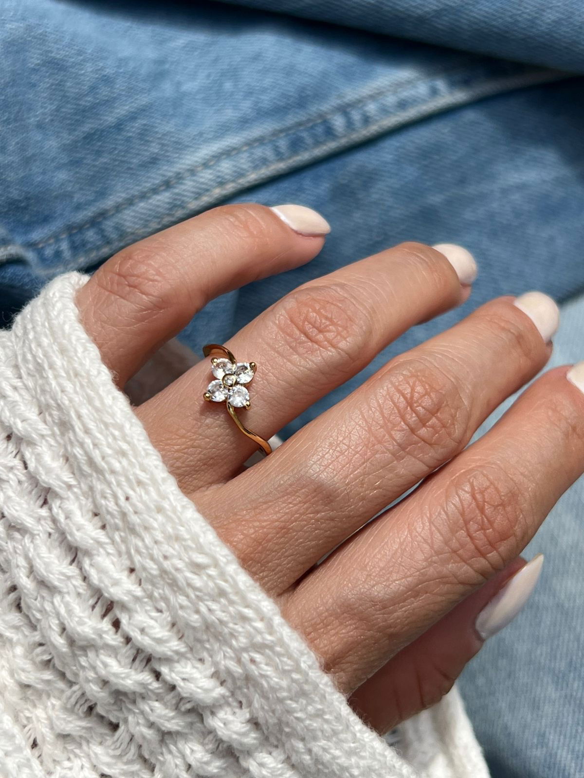 Anel Trevo com Zircônia Cristal em Banho de Ouro