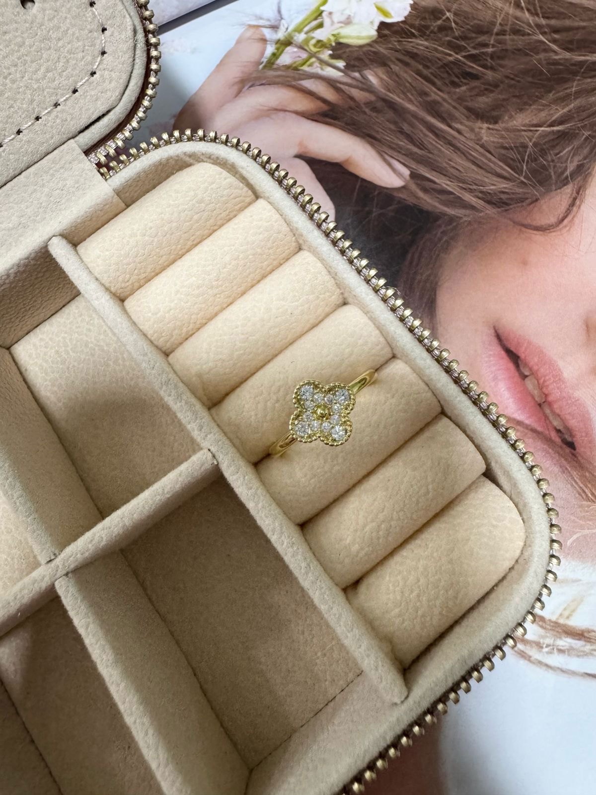 Anel Trevo com Zircônia Cristal em Banho de Ouro