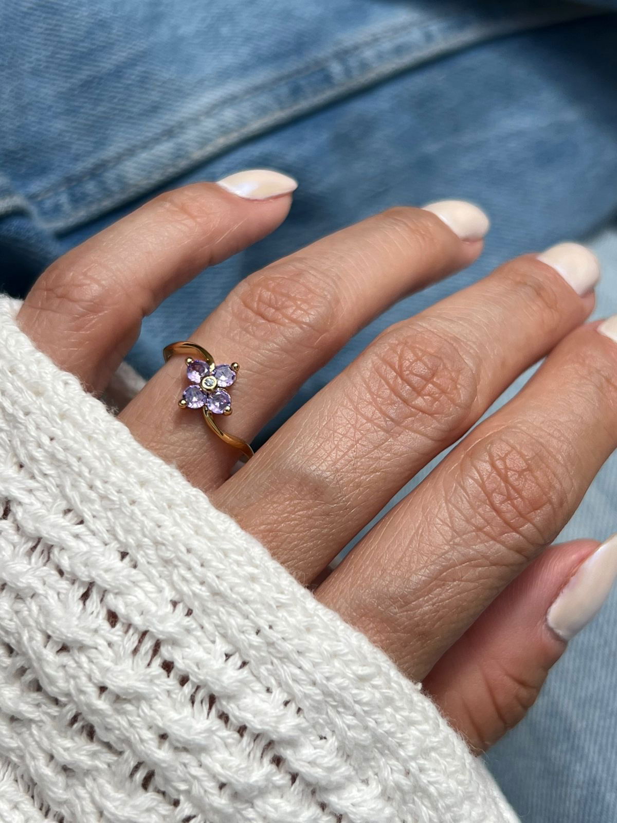 Anel Trevo com Zircônia Lilás em Banho de Ouro