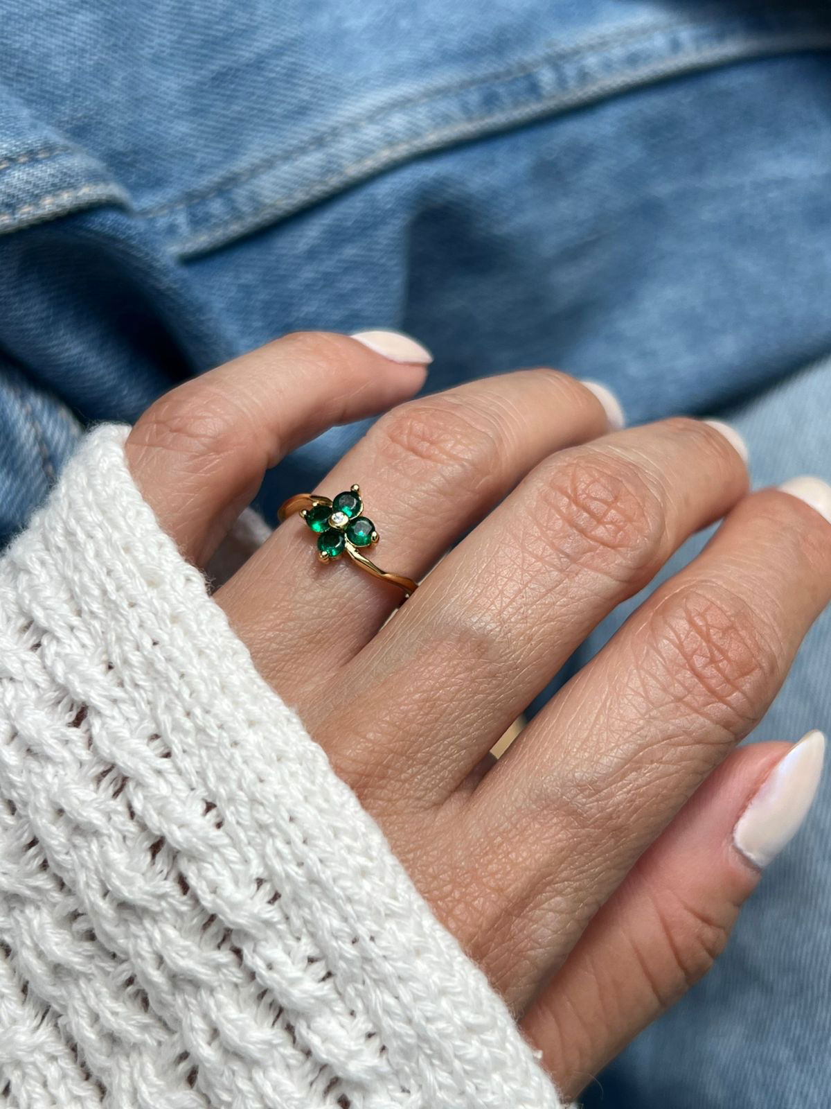 Anel Trevo com Zircônia Verde Esmeralda em Banho de Ouro