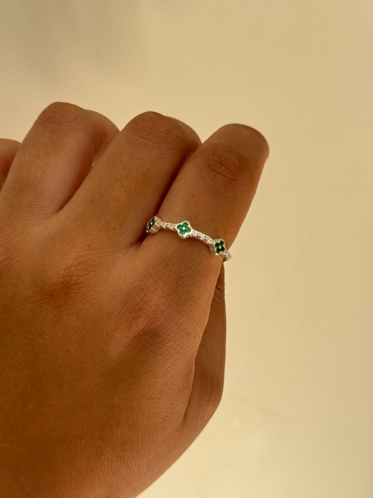 Anel Trevo com Zircônia Verde Esmeralda em Prata 950