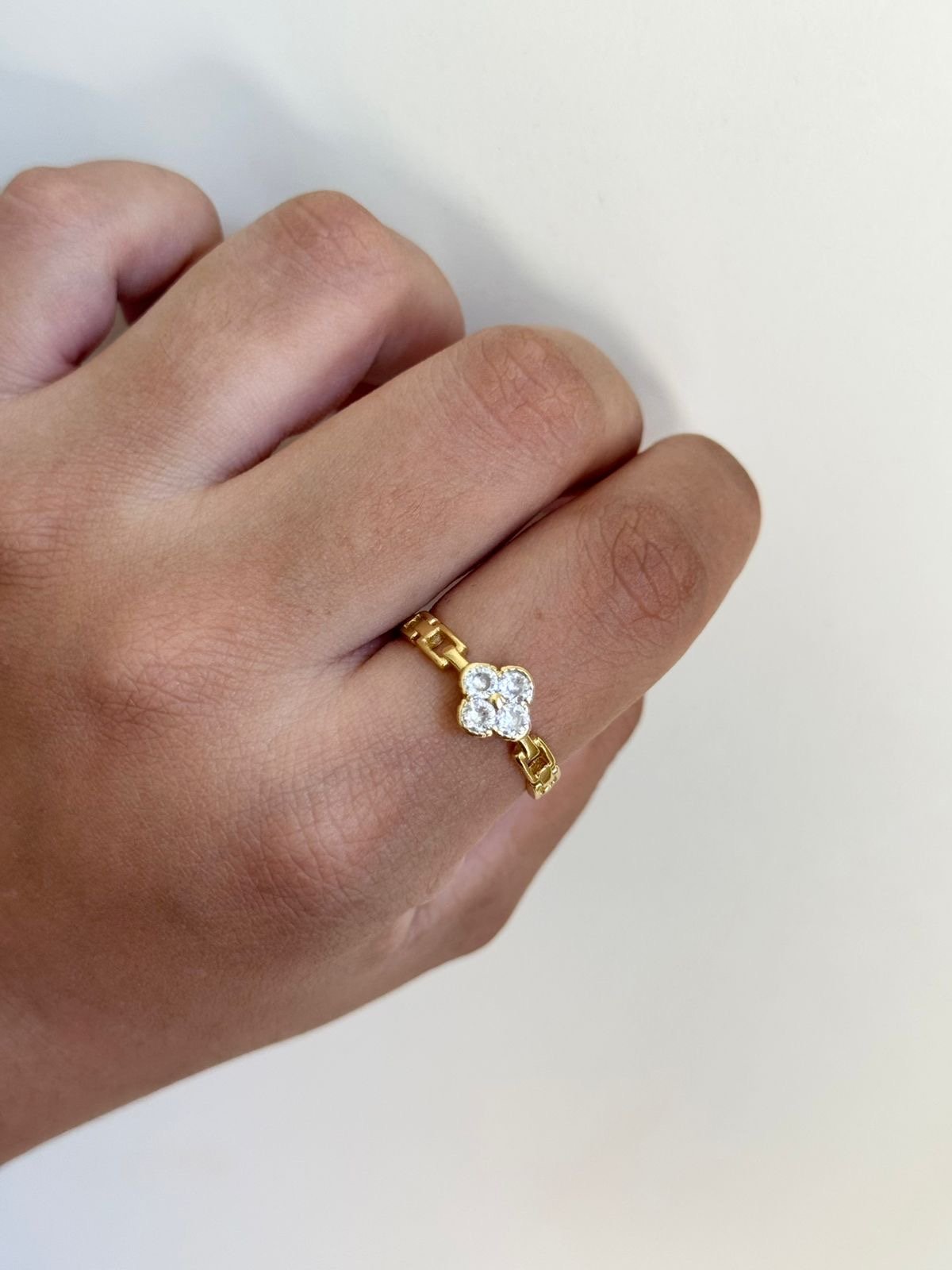 Anel Trevo Regulável com Zircônia Cristal em Banho de Ouro