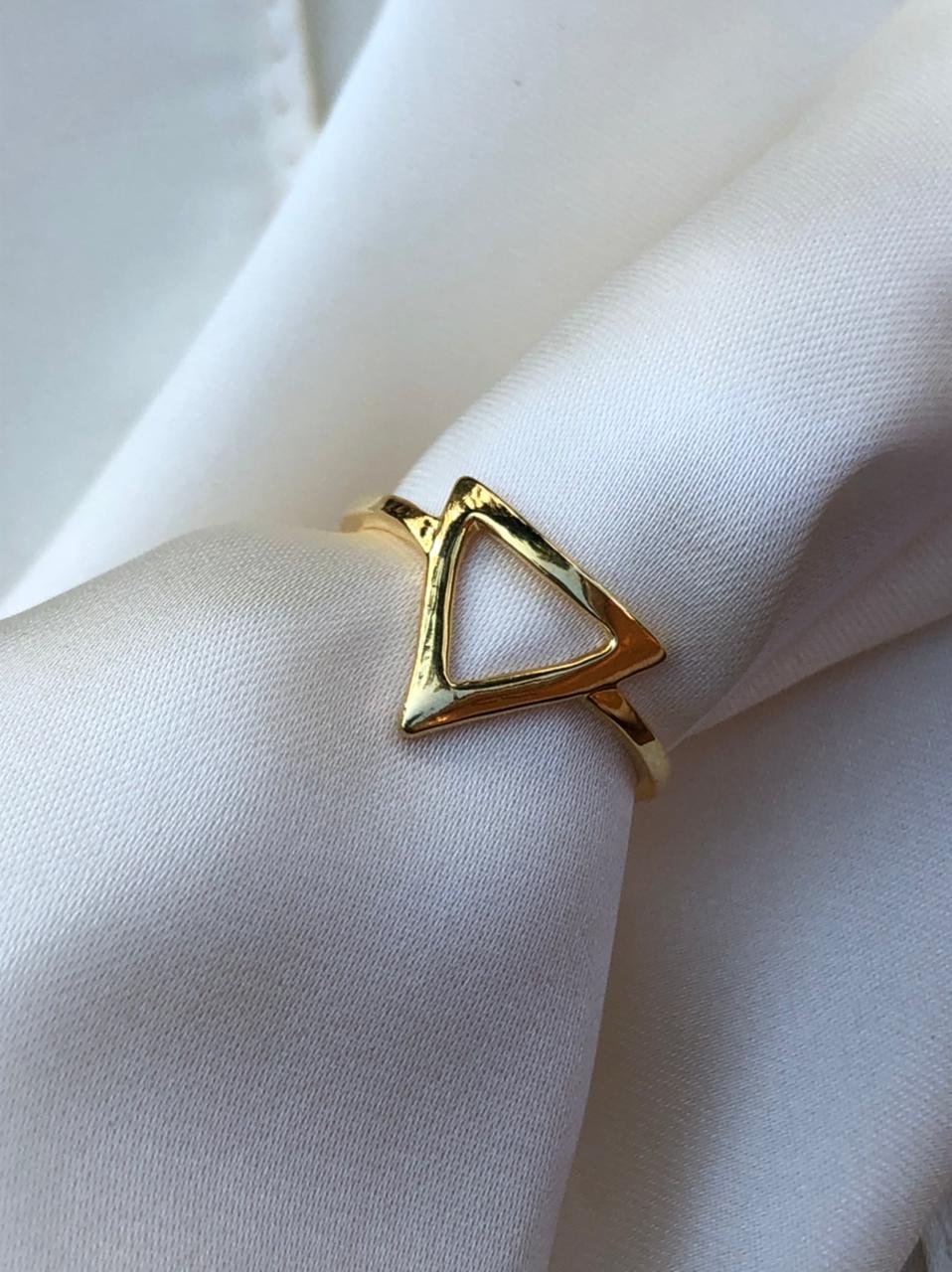 Anel Triângulo Inspired em Banho de Ouro