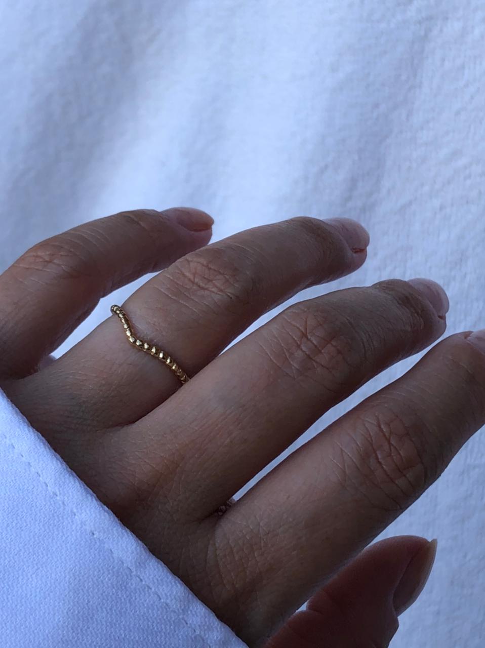 Anel V com Bolinhas em Banho de Ouro