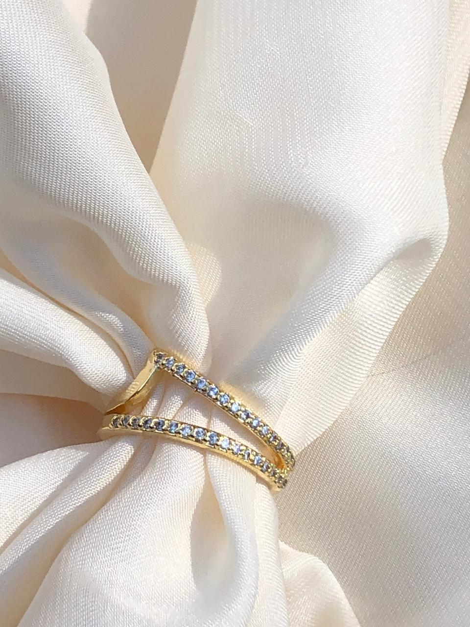 Anel V com Micro Zircônia em Banho de Ouro