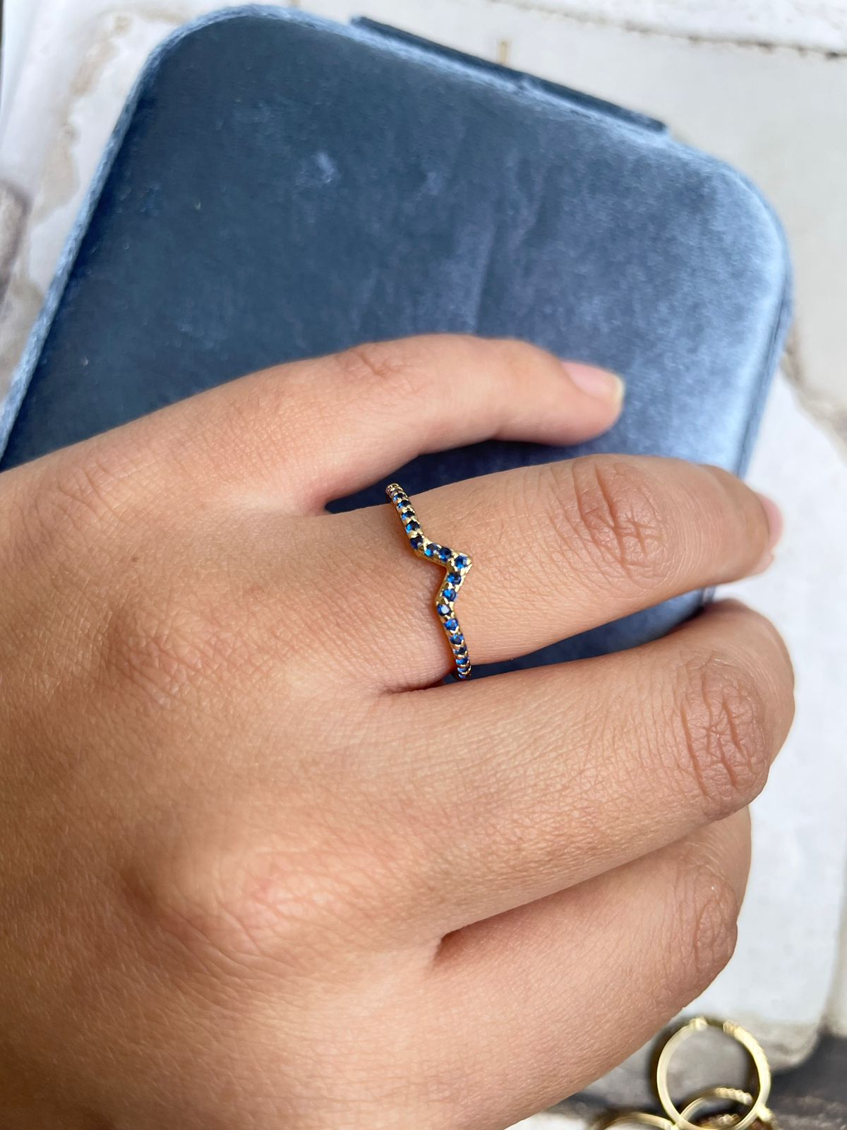 Anel V com Zircônia Azul em Banho de Ouro