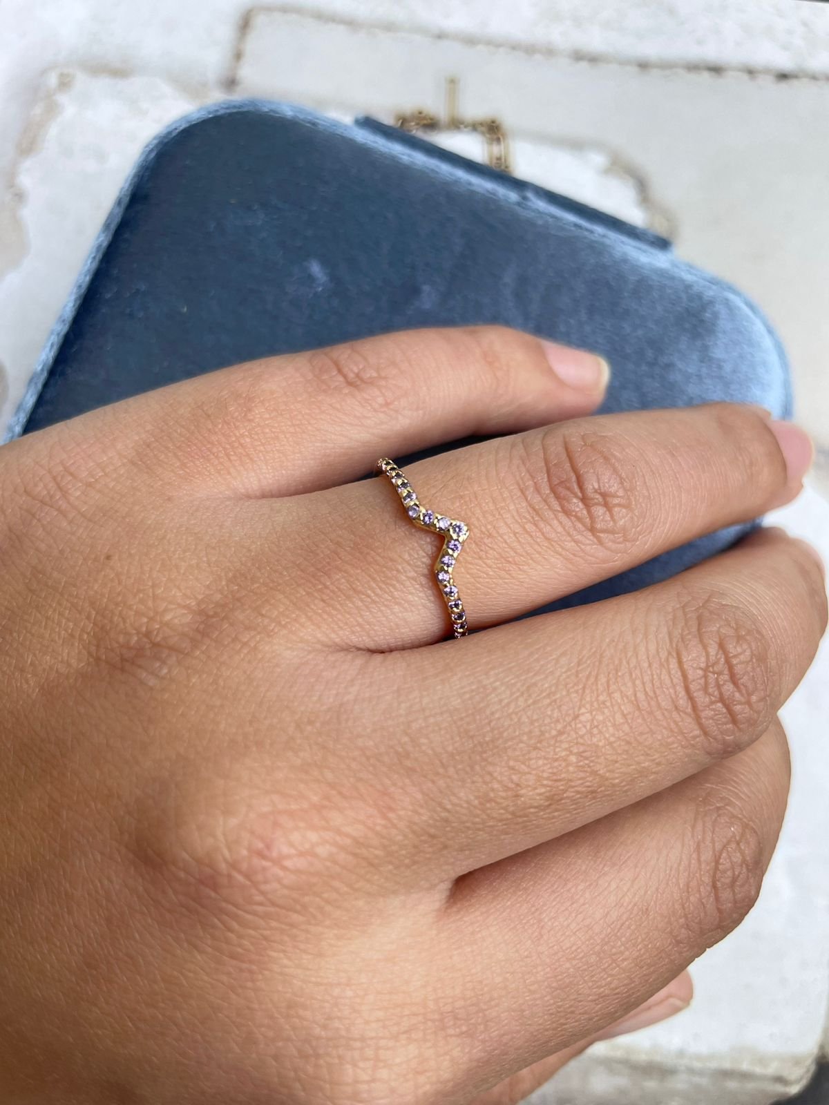 Anel V com Zircônia Lilás em Banho de Ouro