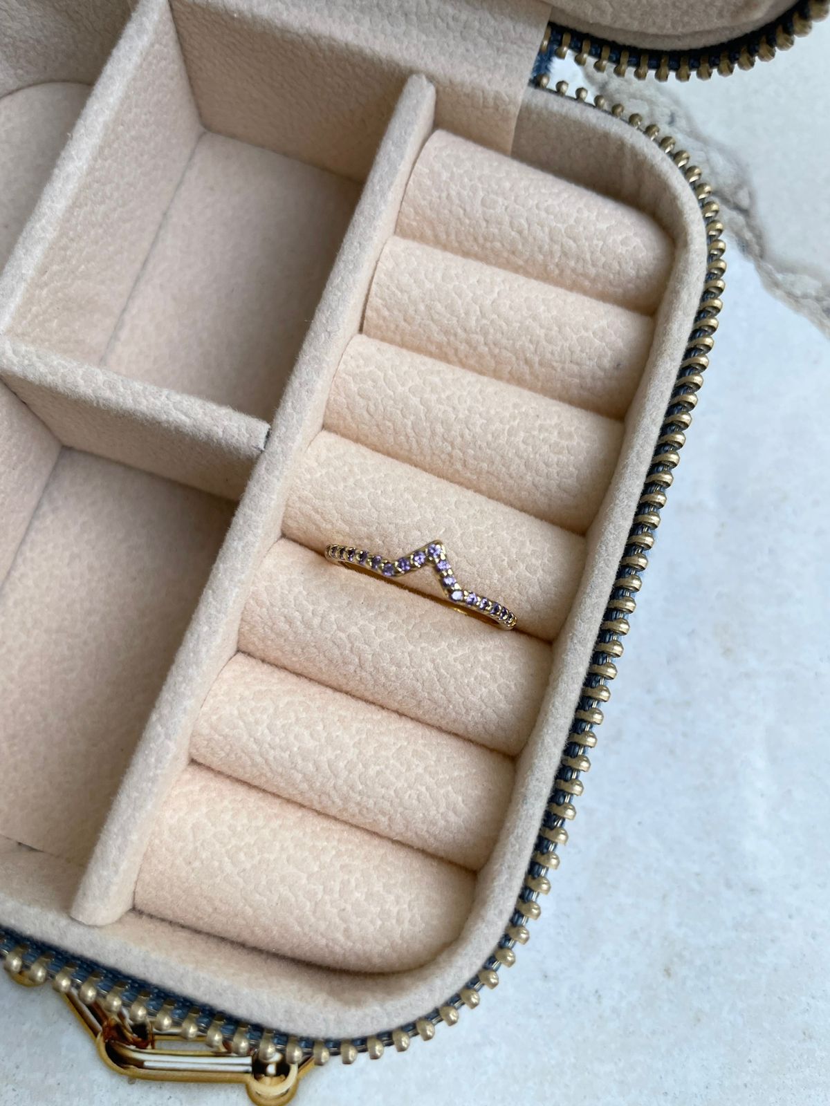 Anel V com Zircônia Lilás em Banho de Ouro