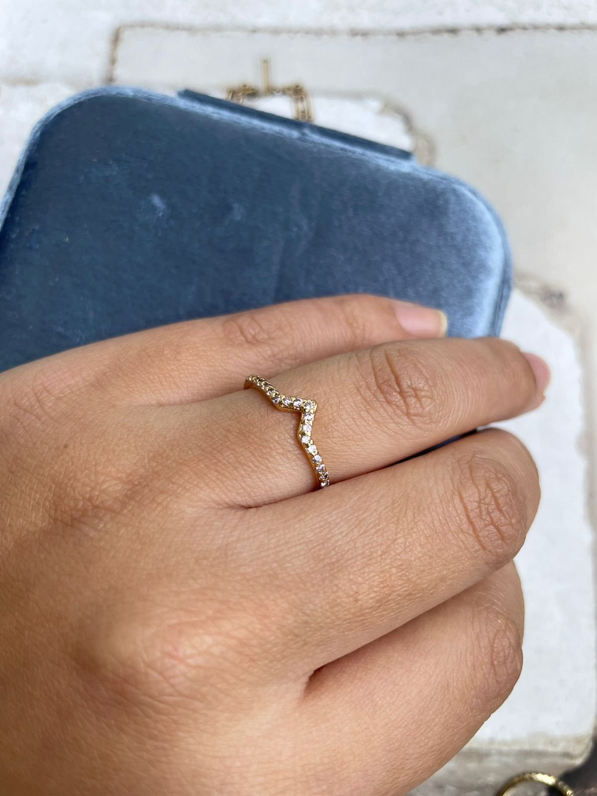 Anel V com Zircônia Rosa Claro em Banho de Ouro