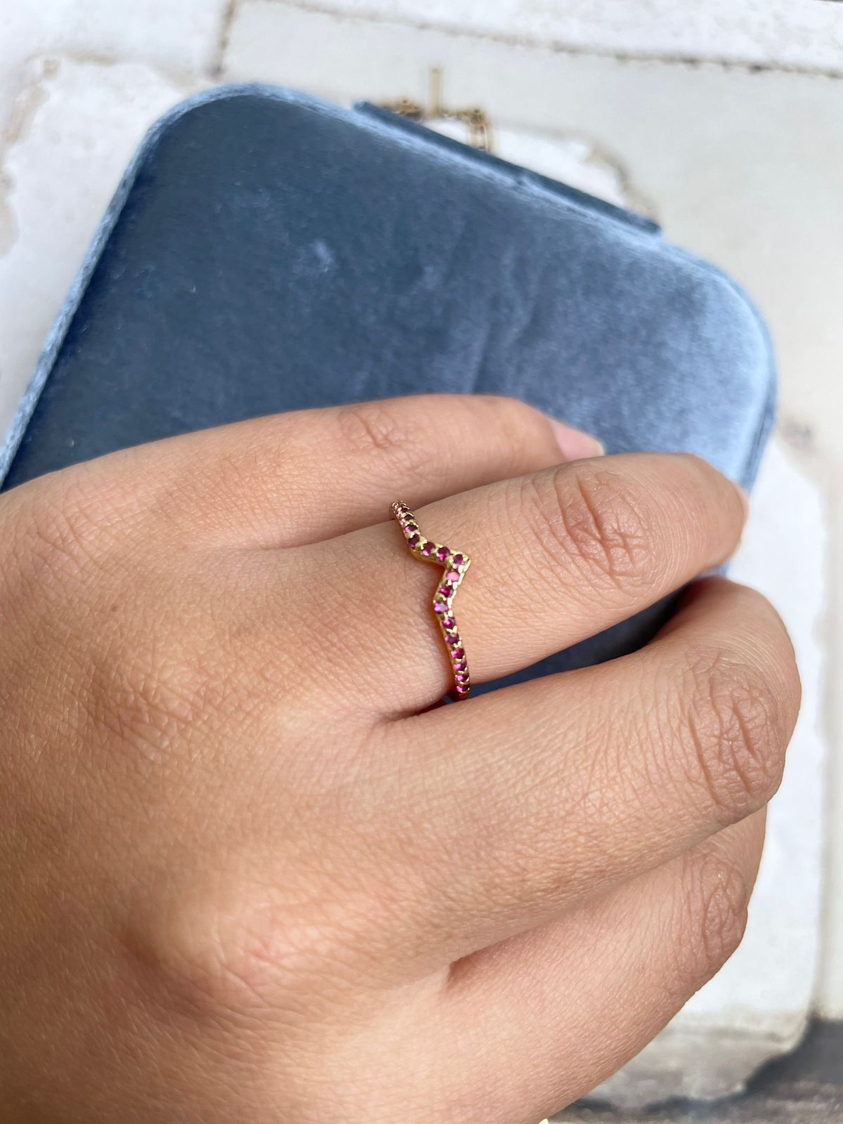 Anel V com Zircônia Rosa Pink em Banho de Ouro