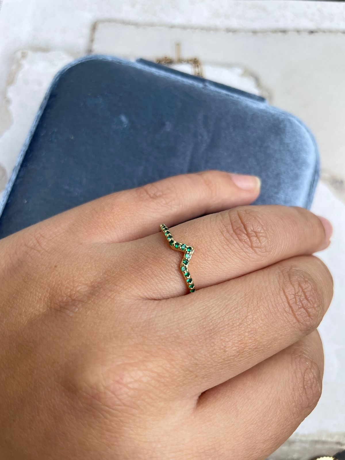 Anel V com Zircônia Verde Esmeralda em Banho de Ouro