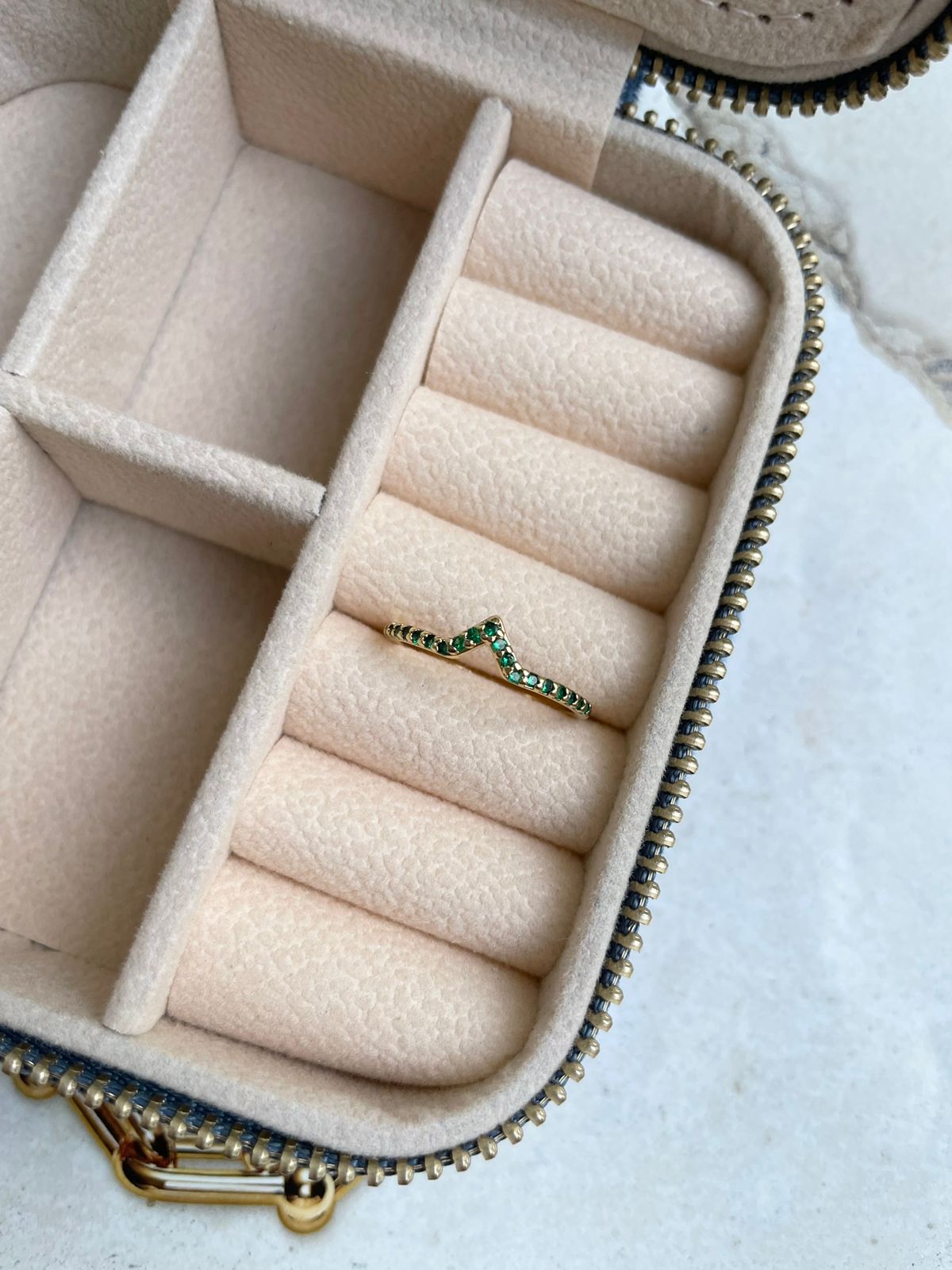 Anel V com Zircônia Verde Esmeralda em Banho de Ouro