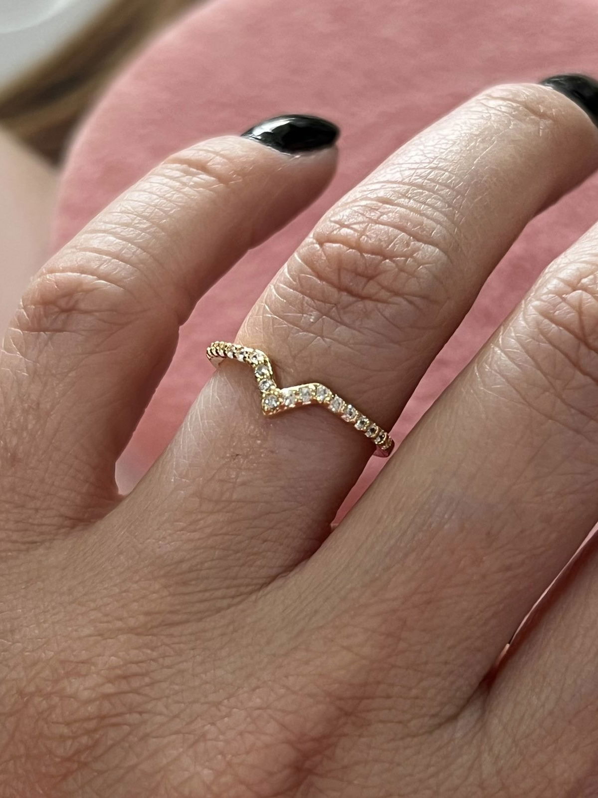 Anel V Inspired com Zircônia em Banho de Ouro