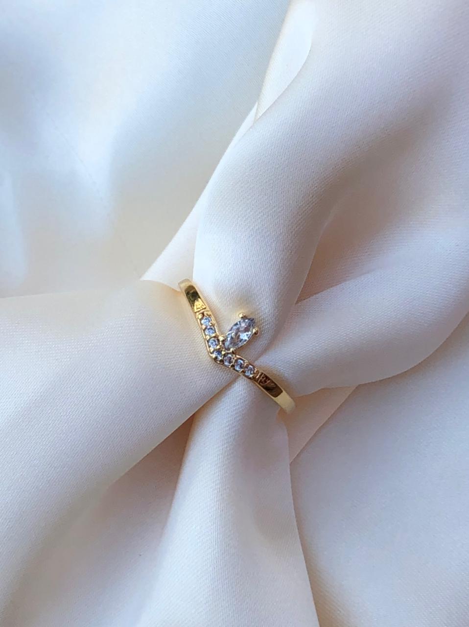 Anel V Inspired em Banho de Ouro