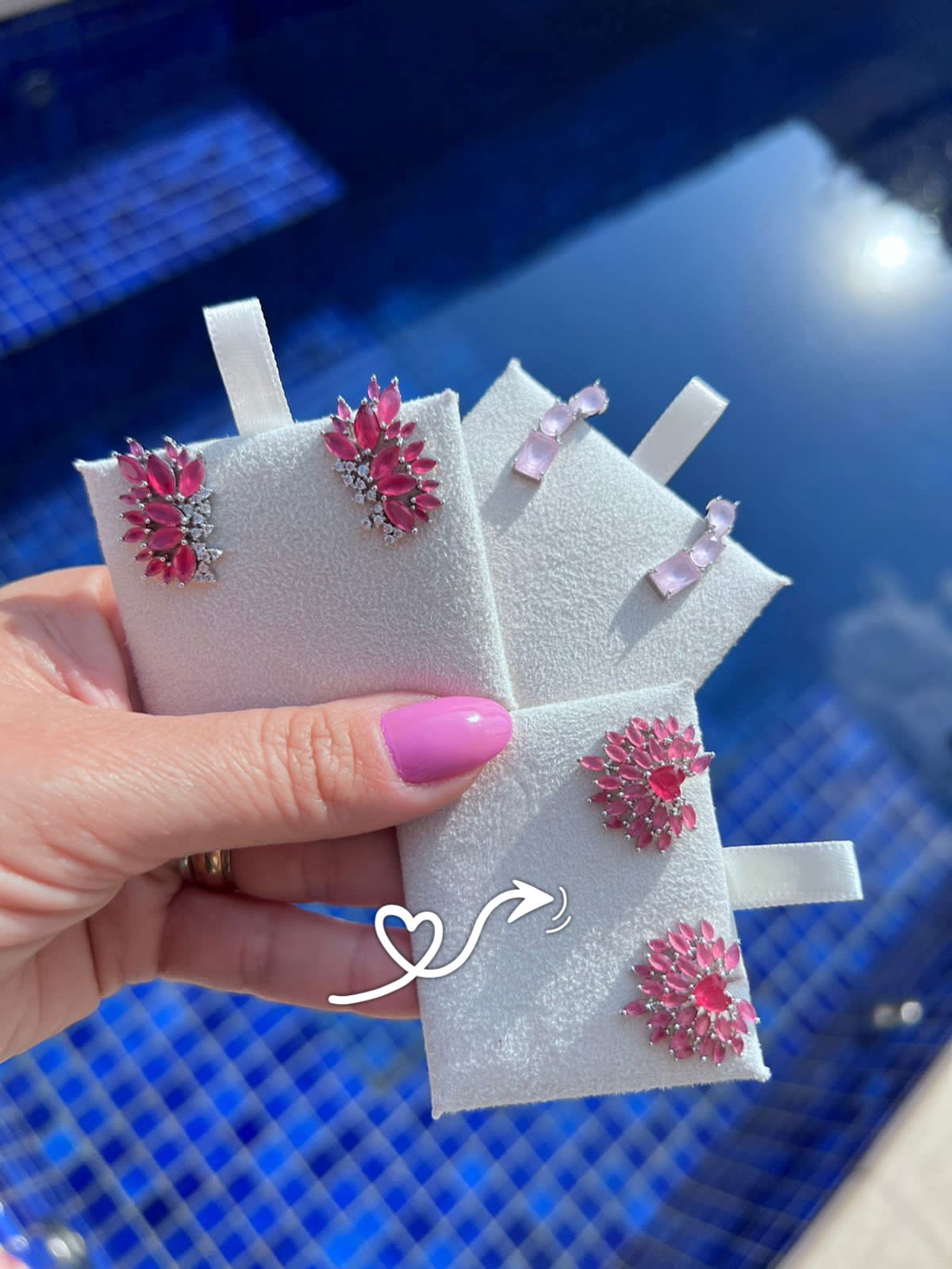 Brinco com Coração e Navete Rosa Pink Leitoso em Banho Ródio Branco