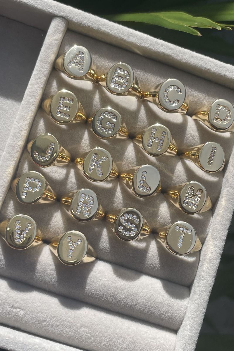 Anel Dedinho Letras em Banho de Ouro