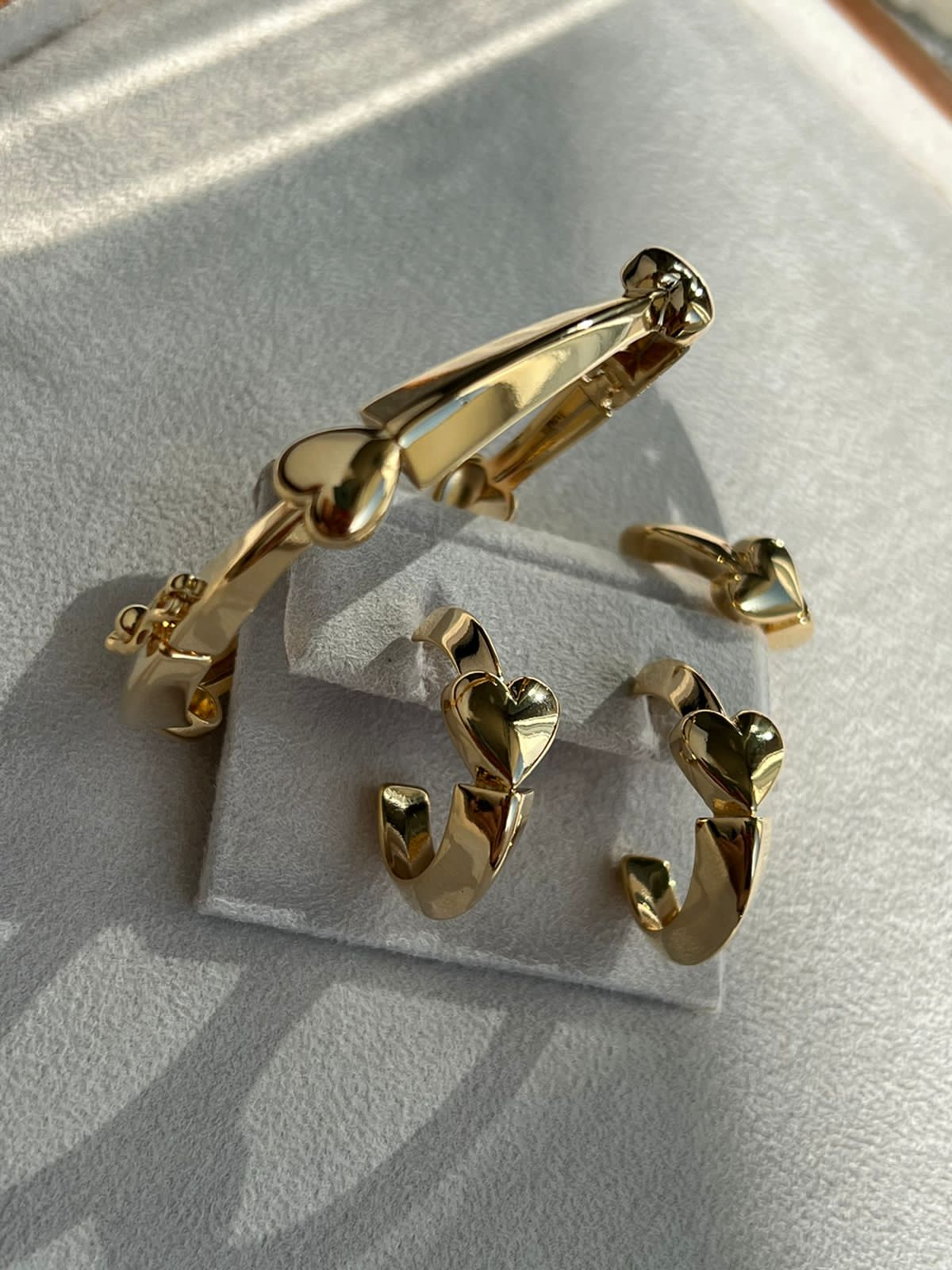 Bracelete com Corações Liso em Banho de Ouro