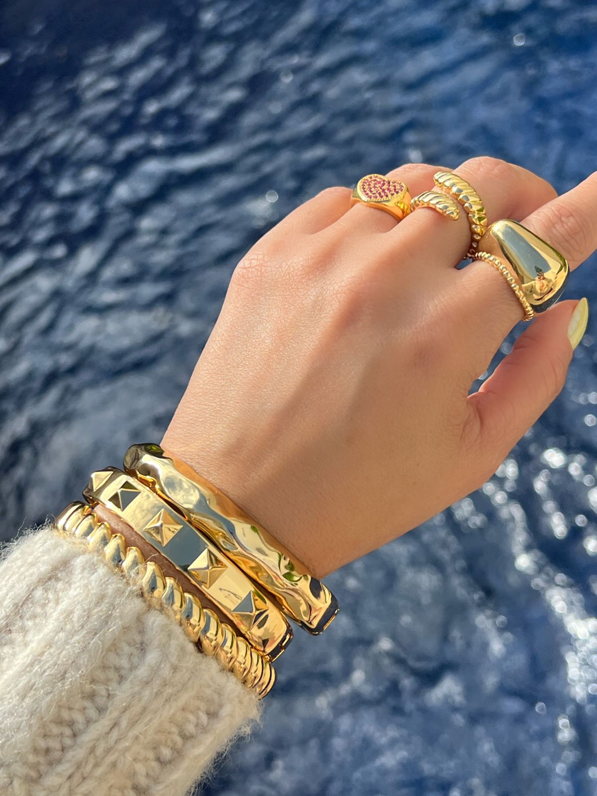 Bracelete com Detalhes em Banho de Ouro