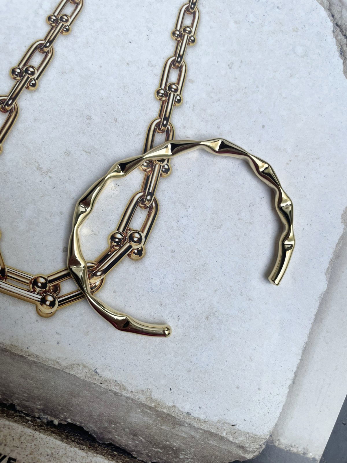 Bracelete com Detalhes em Banho de Ouro