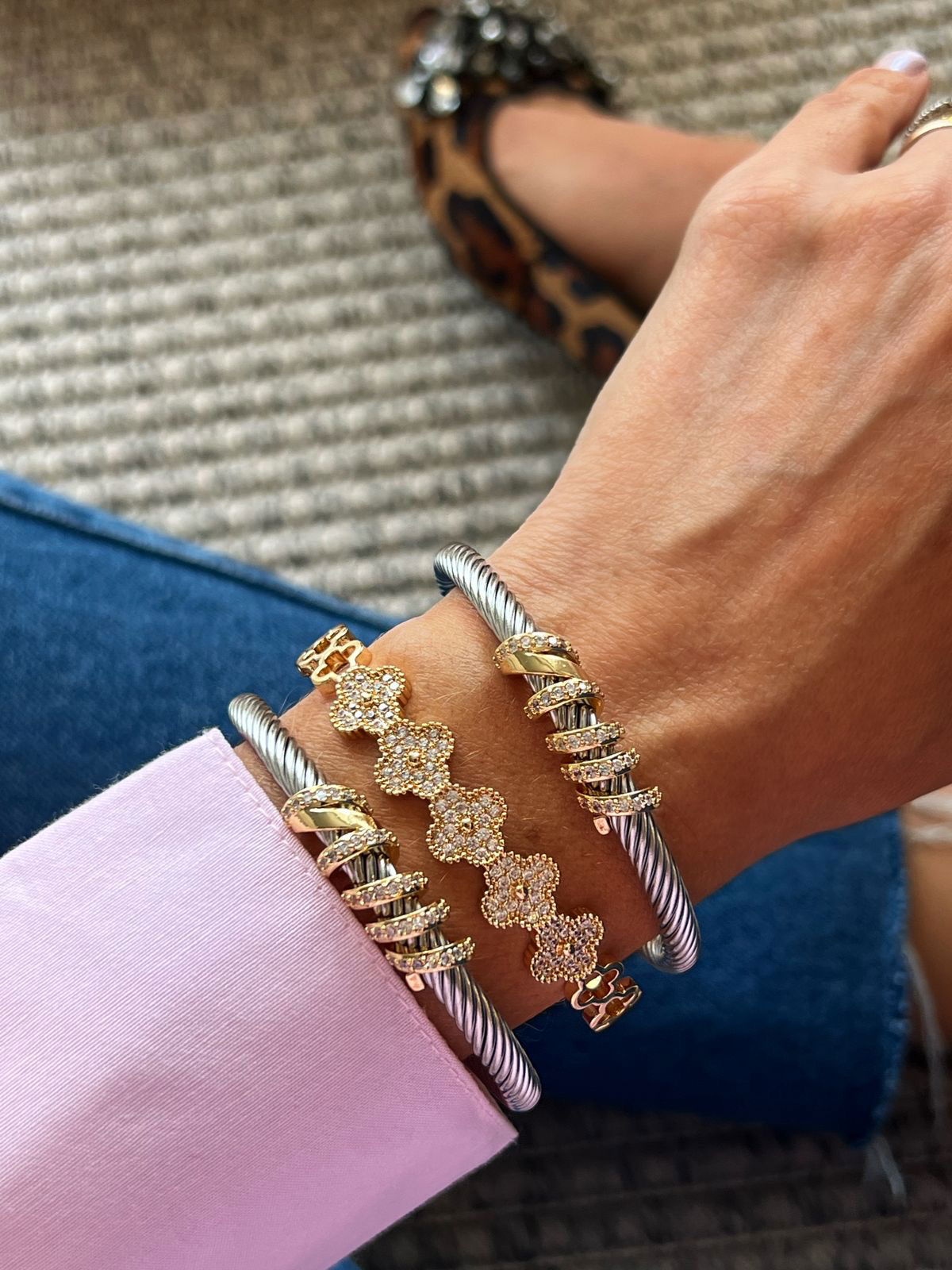 Bracelete com Trevo Liso e Zircônia em Banho de Ouro