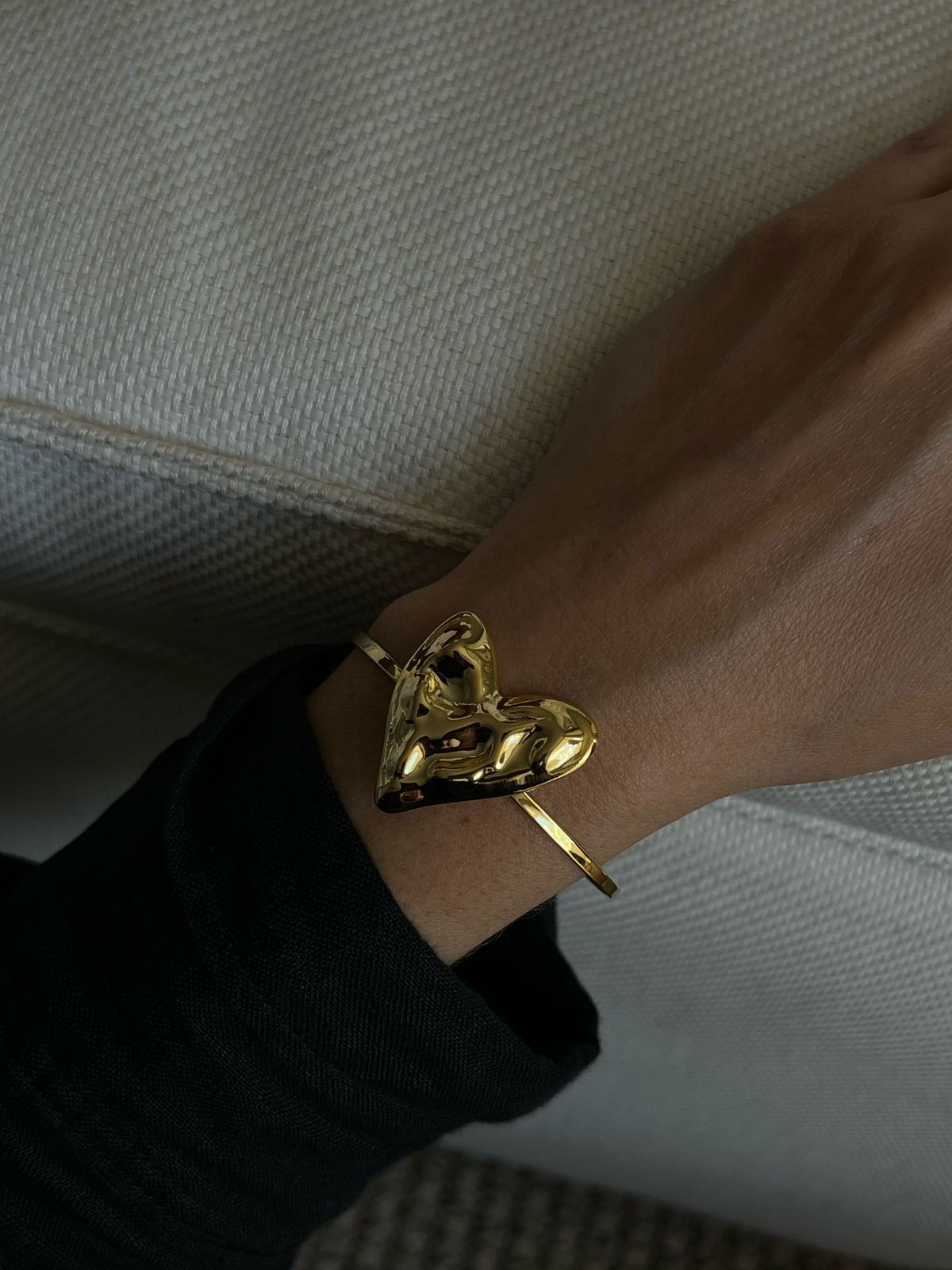 Bracelete Coração Texturizado em Banho de Ouro