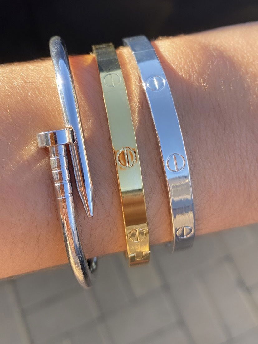 Bracelete Liso com Detalhes em Banho de Ouro