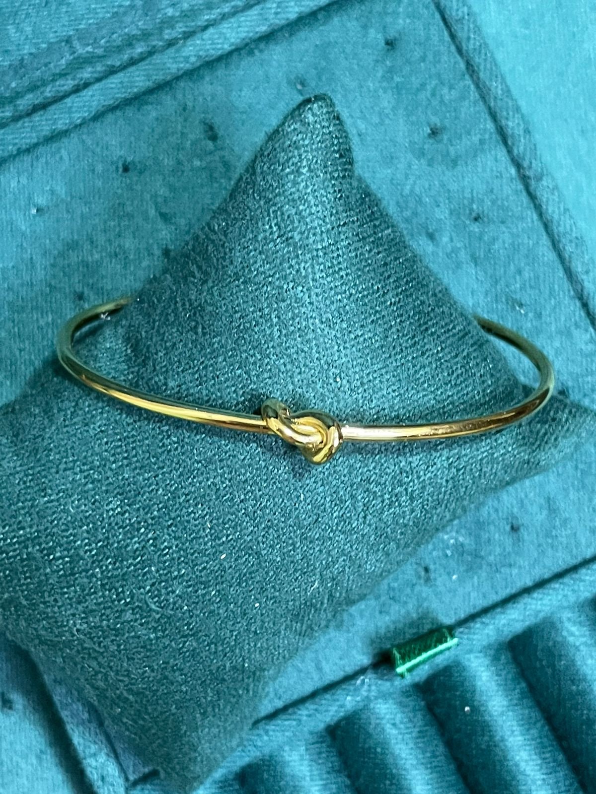 Bracelete Nó em Banho de Ouro