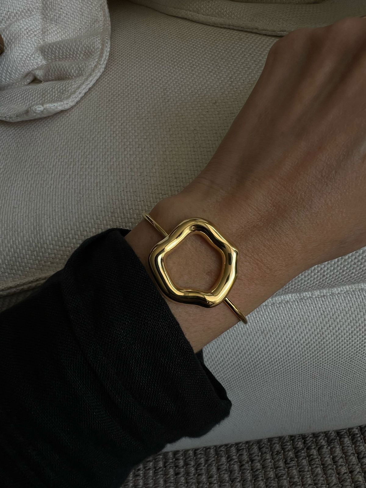 Bracelete Orgânico Círculo Ondulado em Banho de Ouro