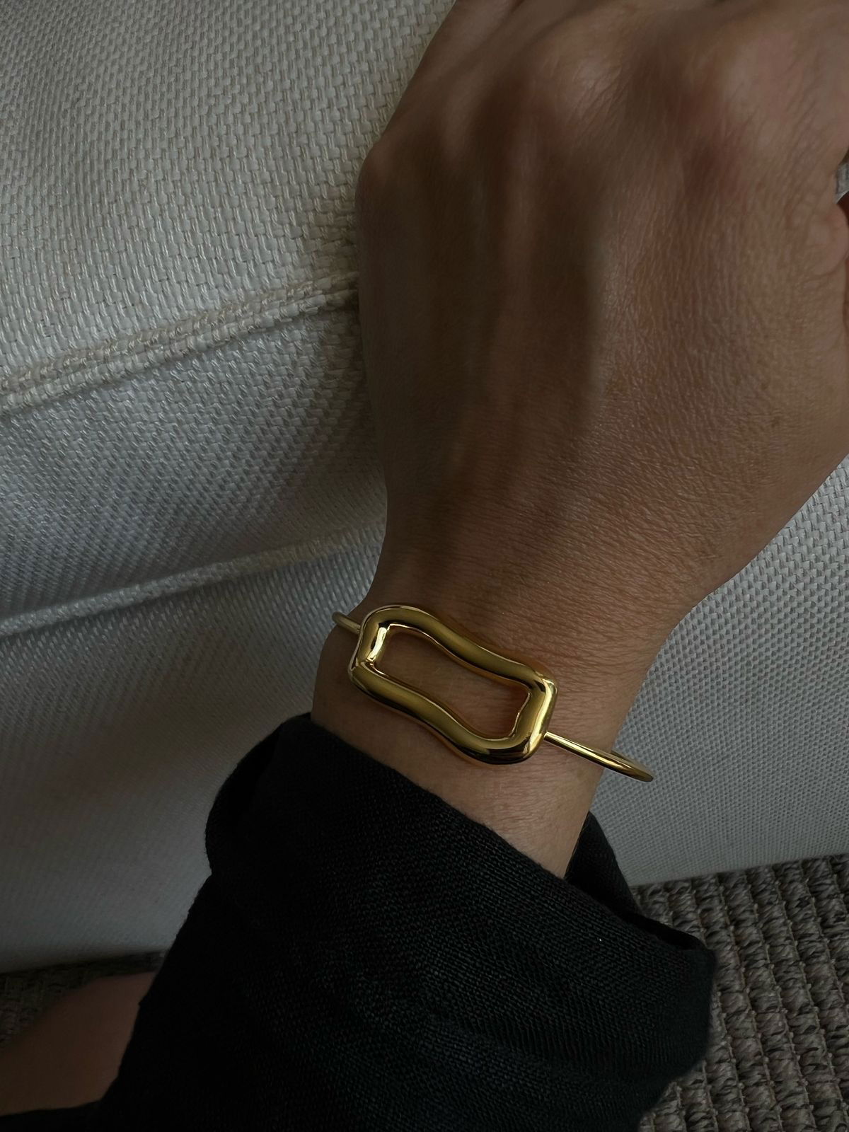 Bracelete Orgânico Retângulo Ondulado em Banho de Ouro