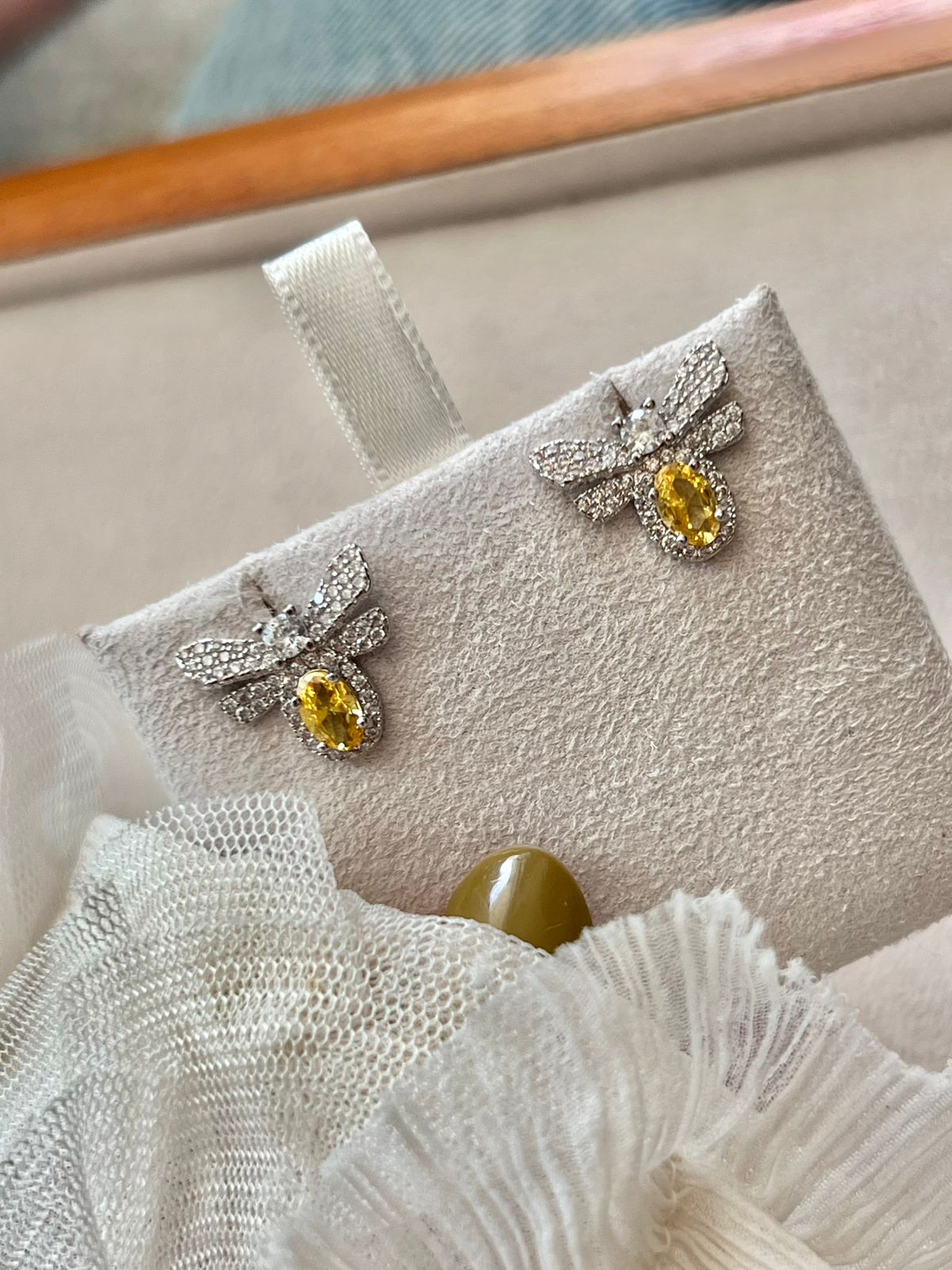 Brinco Abelha com Zircônia Cristal e Citrino em Banho de Ródio Branco