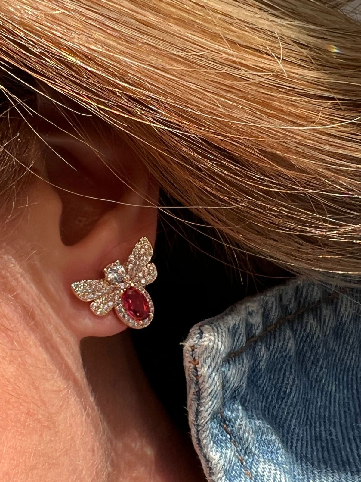 Brinco Abelha com Zircônia Cristal e Pink em Banho de Ouro