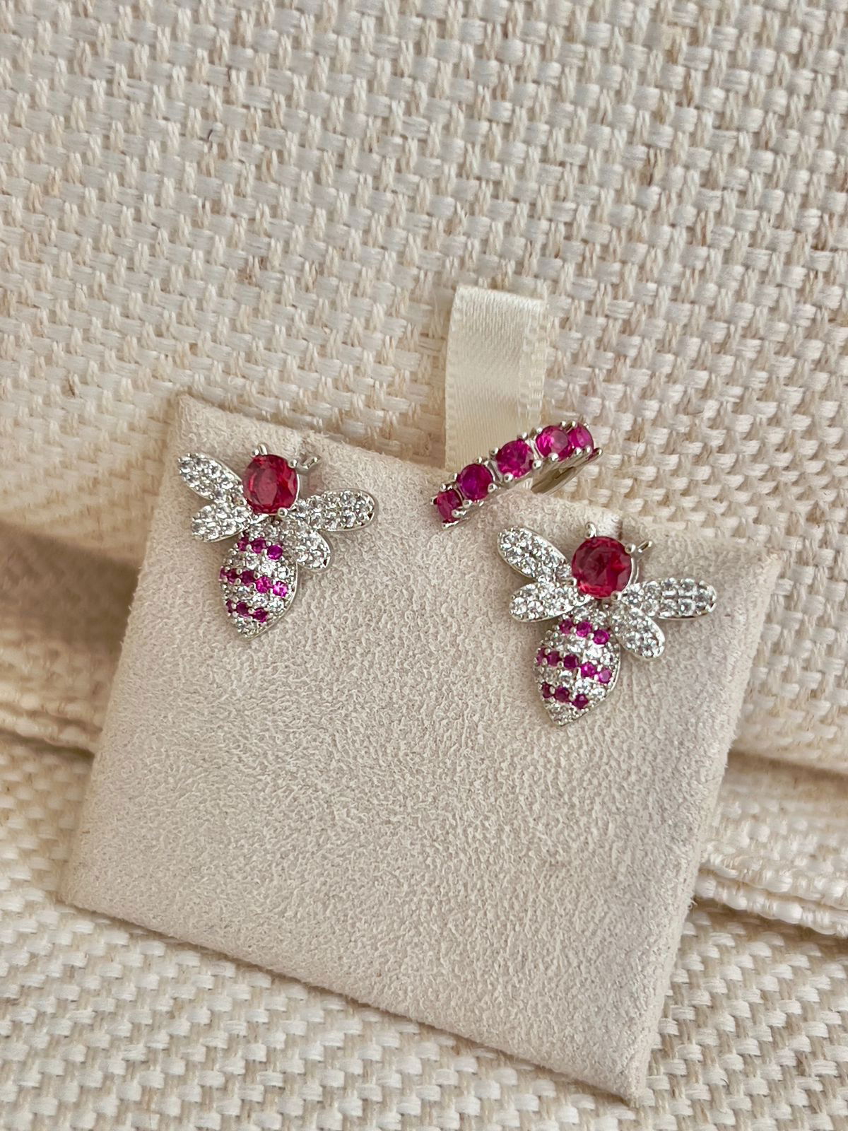 Brinco Abelha com Zircônia Cristal e Pink em Banho de Ródio Branco